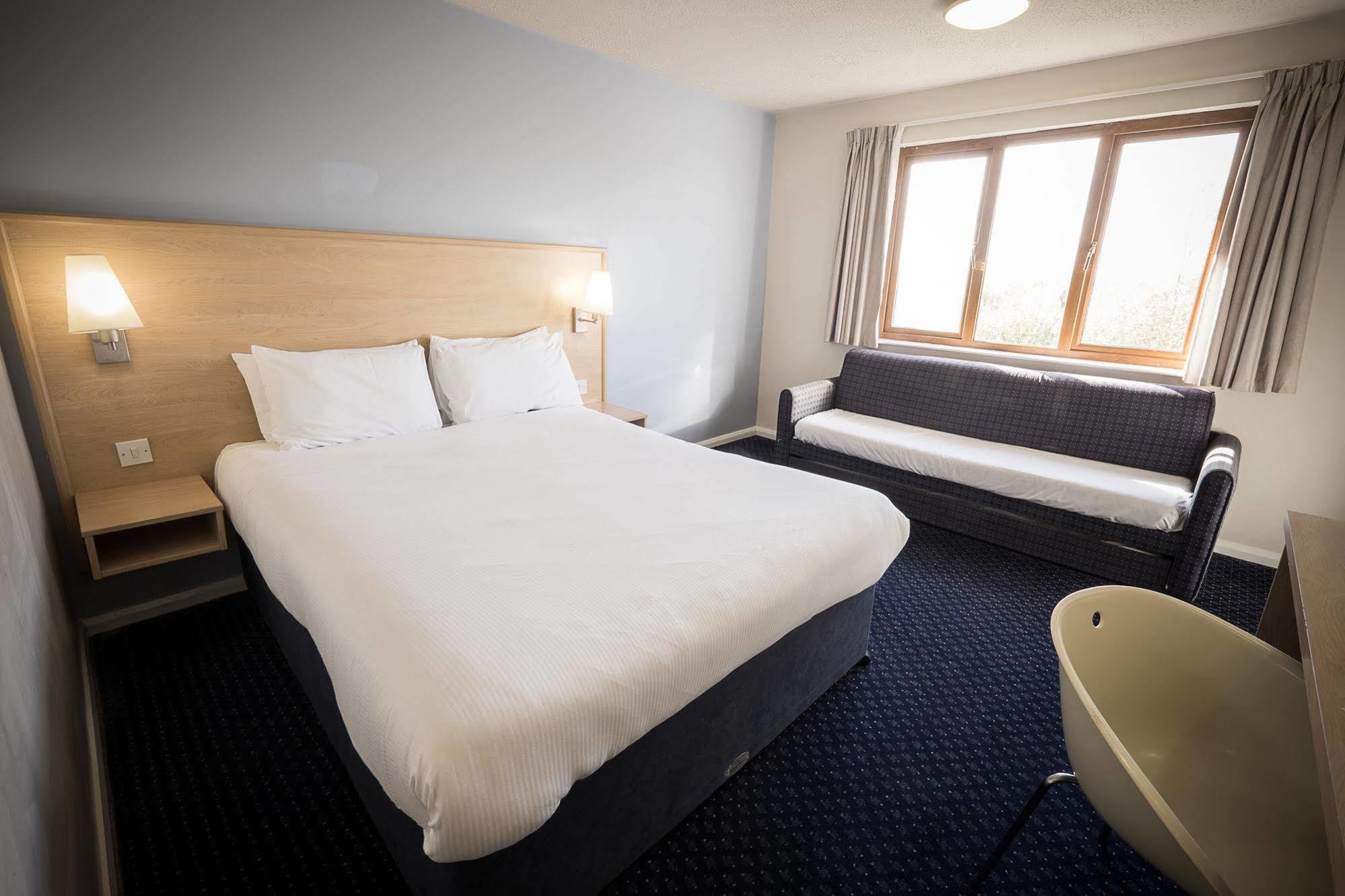 Travelodge Limerick Junction מראה חיצוני תמונה